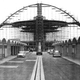 Illustration for article titled 20 Photos of Iconic Buildings and Bridges As They Were Being Built
